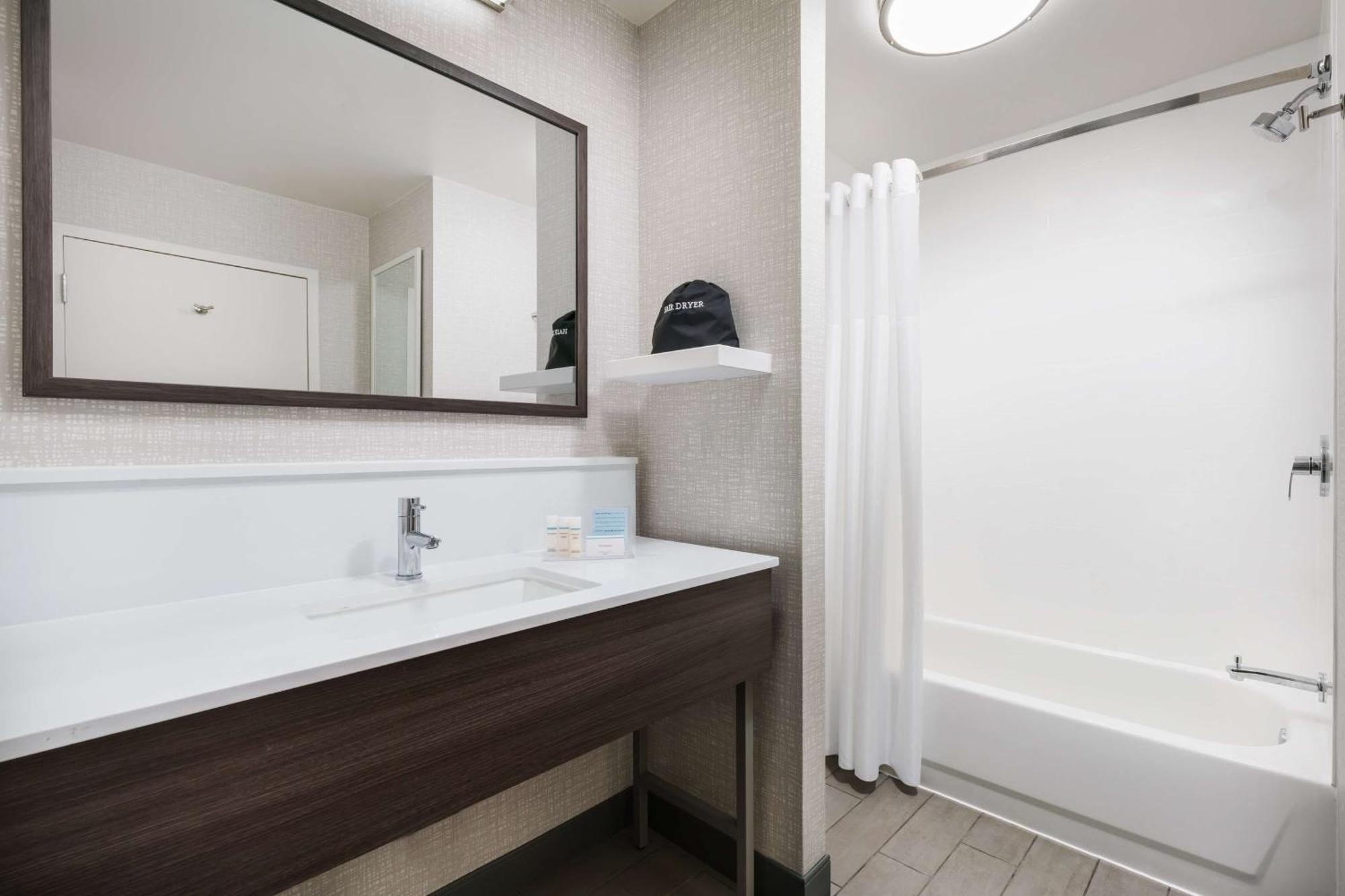 Hampton & Inner Harbor Hotel 3*